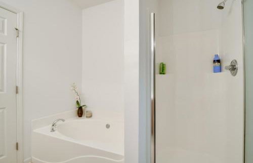 Inviting High Point Townhome with Patio and Privacy! - Foto 22