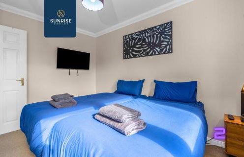 Muirton House 2 - INVOICE and REDUCED PRICE only via SUNRISE SHORT LETS DUNDEE, SLEEPS 8 has 4 Twin Bedrooms with 4 Car Parking, 2 Baths, 5 Smart TV, Fully Equipped, Garden, Free WiFi, and ONLY 9 Mins to STANNERGATE Ports - Foto 21