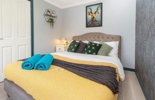 Free Parking and Garden 3 Bedroom Sleeps 8 guests - Photo 13