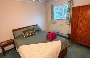 Three Bedroom Bungalow ideal for families or contractors Highbridge - Photo 2