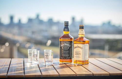 Jack Daniels House with Rooftop Golf, City views! 8min to Whiskey Row! Sleeps 10! - Foto 6