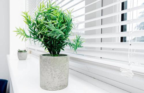 Spacious Home near Heathrow & Windsor with Parking - Photo 31