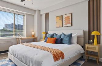 CASA Arlington Suite with Top-Tier Amenities & Parking - Foto 26