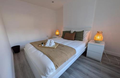 Modern Central Apartments with Balcony - Photo 12