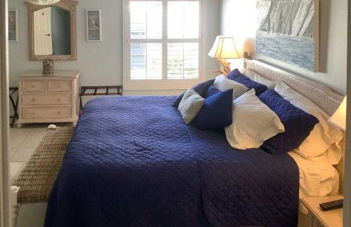 Large Balcony and Water Views Indian Shores Condo! - Foto 29