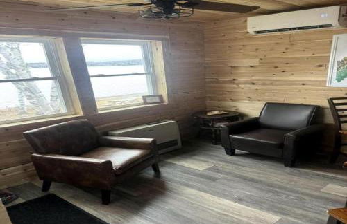 Magnificent Cabin Nestled Amidst Trees in Portage Lake, Maine - Foto 14