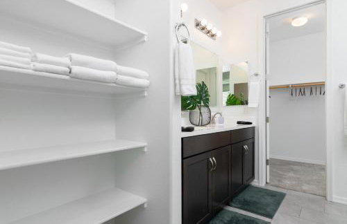 Stylish & Bright Gem ~ King/Queen Beds ~ Backyard! - Foto 16