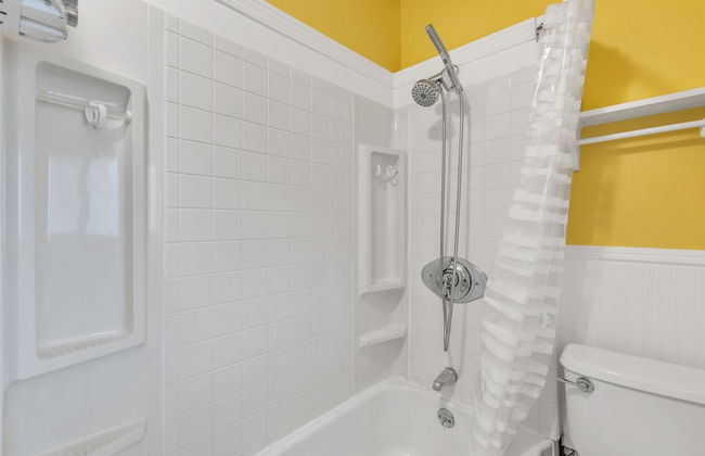 Unique Charmer: Outdoor Space & More Near Um 3 Bedroom Home by RedAwning - Foto 16