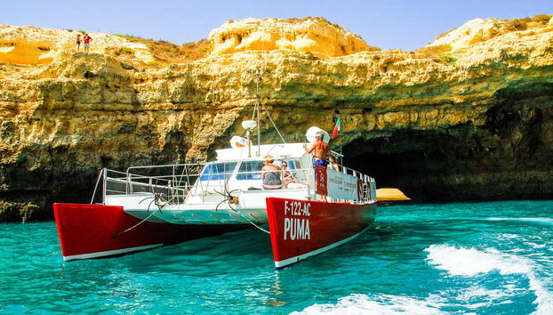 Navegando junto a las cuevas de Benagil