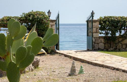 Cote Jardin Seafront Villa Direct access to the beach - Foto 1