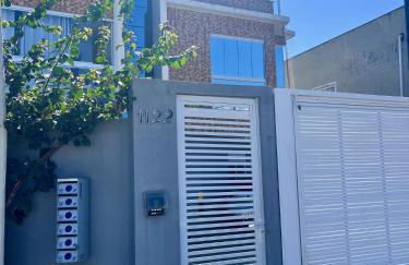 Cobertura Duplex no Campeche Florianópolis, 2 quartos com ar-condicionado, 3 banheiros, WiFi 1Gb, Cozinha completa, Estacionamento, Amplo terraço coberto com churrasqueira - Foto 26