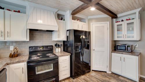 Steps to WES Arena Pet-Friendly Cabin with Deck! - Foto 5