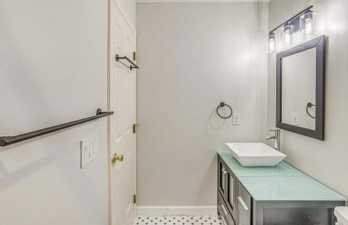 Marina and Pool Roomy Golf-View Home in Southport - Foto 21