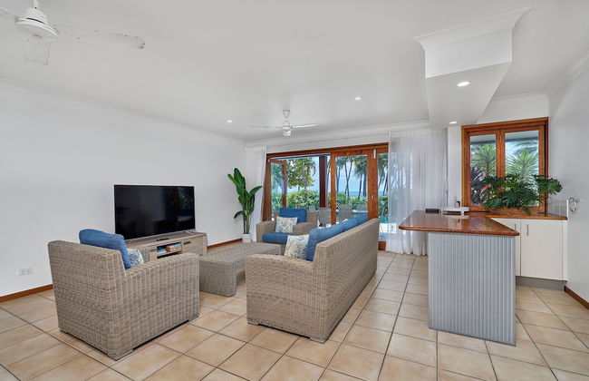 Reeflections Beachfront Holiday House - Photo 10