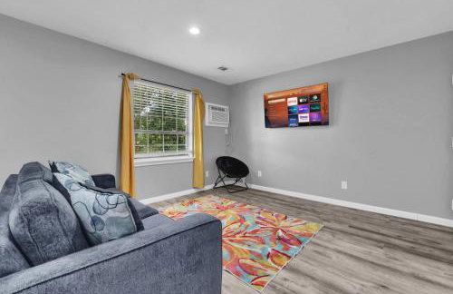 Easygoing 1BR Retreat near Dining and Fun Spots - Foto 12