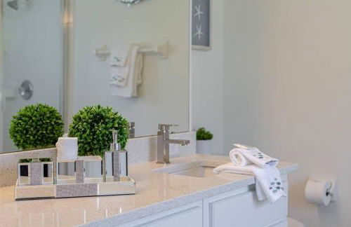 580 - Stunning Renovated Home with Large East Facing Pool Deck Overlooking Preservation Area and Games Room - Foto 20