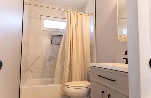 Charming 3BR Home With a Deck and Yard - Photo 7