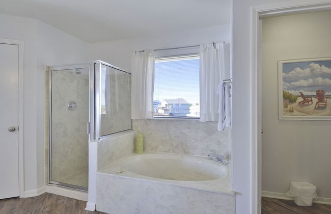 By the Sea - Foto 24