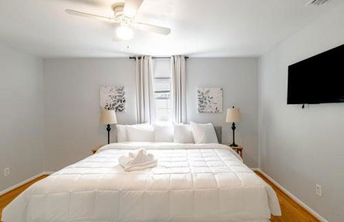 Private Pool & Yard Mins to Dining & University - Foto 3