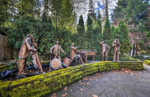 Enchanting Escape with Hot Tub, Decks and Views! - Foto 39