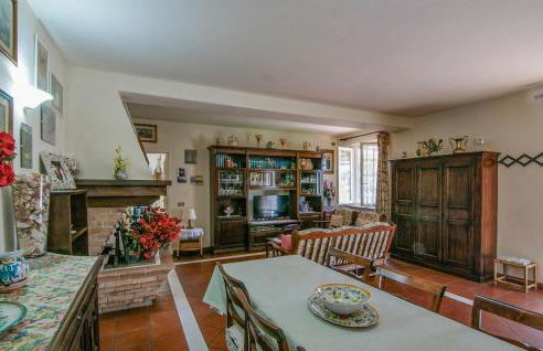 2 Bedroom Beautiful Apartment In Querceta - Photo 15