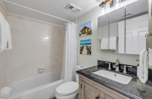 New Listing! Dog-friendly direct oceanfront with private balcony and heated rooftop pool - Foto 16