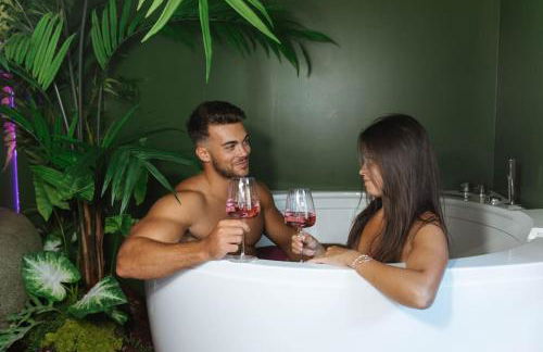 La Suite Chammarzt - Insolite - Escapade à deux -JungleRoom - baignoire balnéo privative - centre historique - Foto 2