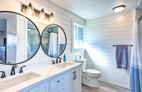 Lakeside Lacey Gem with Sauna and Private Dock - Foto 24