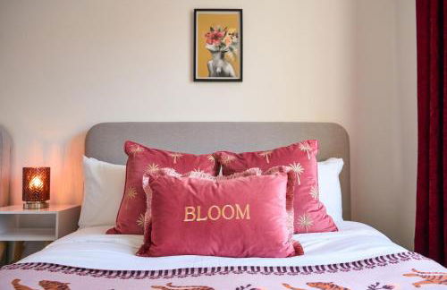 Chic Family Home with Garden Fire Pit & Event Space, Hot Tub - Foto 16