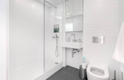 Perfect One Bed in Green Park Station - Photo 10