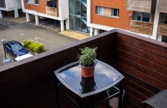 Stylish City Centre Apartment near The Cube - Photo 1