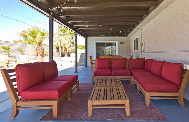 Modern Home w Private Pool Spa Pets Welcome - Photo 3