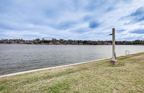 Gorgeous Lakefront Townhome with Pool Access and Views - Photo 25