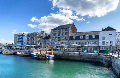 Chic and Bright Apartment Near the Water - Photo 34