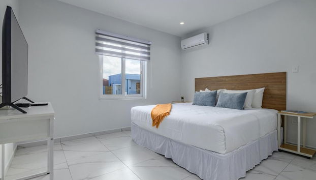 Brand New 3BR 2BA w Private Pool Near Palm Beach - Foto 5, Habitación