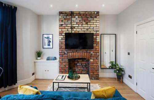 Stylish modern apartment near the city centre with nearby off-road parking - Foto 1