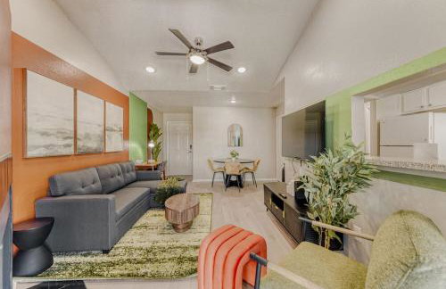 Serene King Suite Getaway - Sleeps 4 - Pool, Pkg - Foto 8