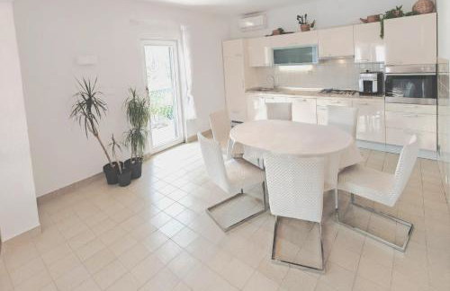 Villa Bacio with heated pool, starlink internet - Foto 44