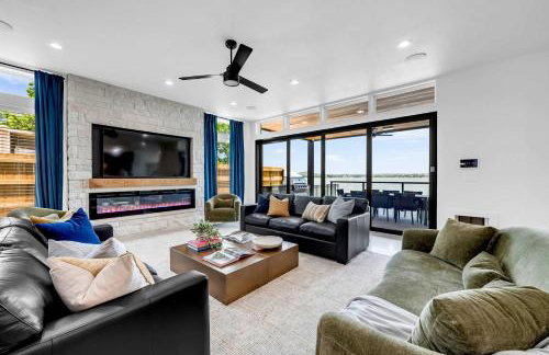 Lakefront Stay for 16 with Pool Dock & Game Room - Foto 12