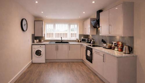 Spacious 3-Bed House with Private Yard - Foto 3