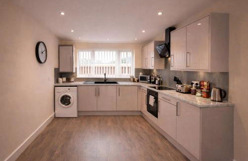 Spacious 3-Bed House with Private Yard - Foto 3