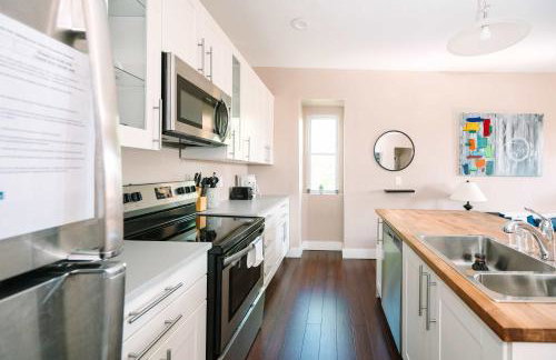 Acrisure Field - Off Street Parking - GroupStay - Foto 1