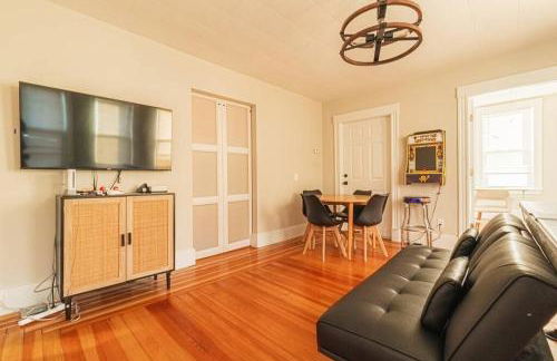 Walk to Downtown Salem with Arcade- Free Parking! - Foto 6