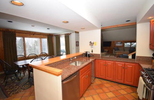 Stratton Mountain Condo with a Hot Tub! Sleeps 12! - Photo 11