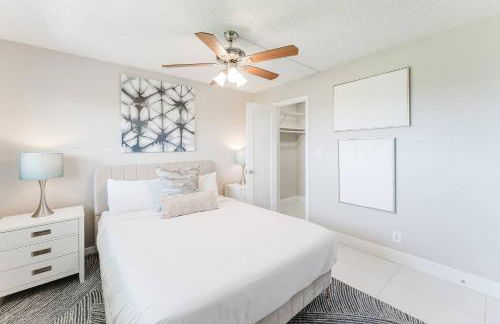 Across from Beach | Balcony • Pool • Parking • 2BR - Foto 37