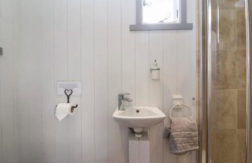 The Shepherds Hut - Photo 9