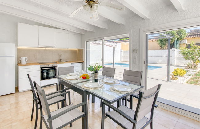 3 bedroom House in Castelló d'Empúries with private pool and garden - Photo 5