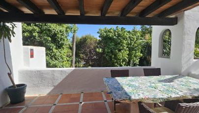 Bonito piso con jardines y piscina - Photo 2