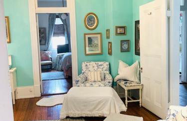 4BR 3 BA HUGE, Balcony, Cemetery, Streetcar sleeps 8! - Photo 77