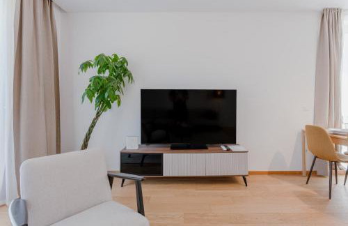 Modern 2BDR Apartment - Business Zone - Free Garage Parking - Photo 16